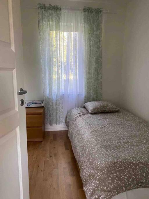 Trevlig Stuga Med Uteplats Rimbo Buitenkant foto